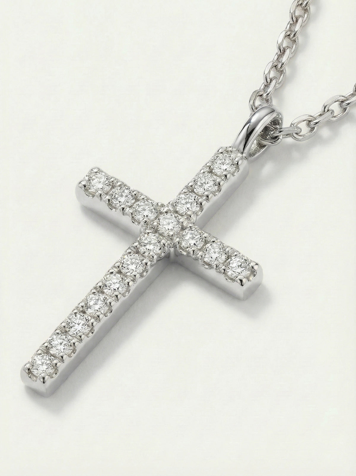 Collier croix chrétienne MYRRHE II argenté, avec pendentif orné de pierres brillantes et chaîne argentée.